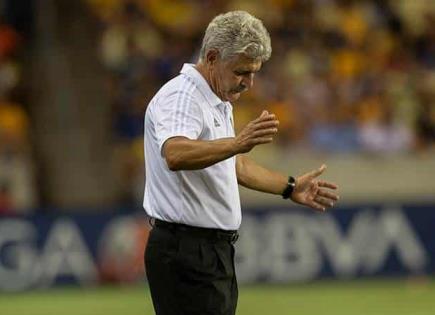 Ricardo Ferretti critica a Paunovic por Gignac en la banca