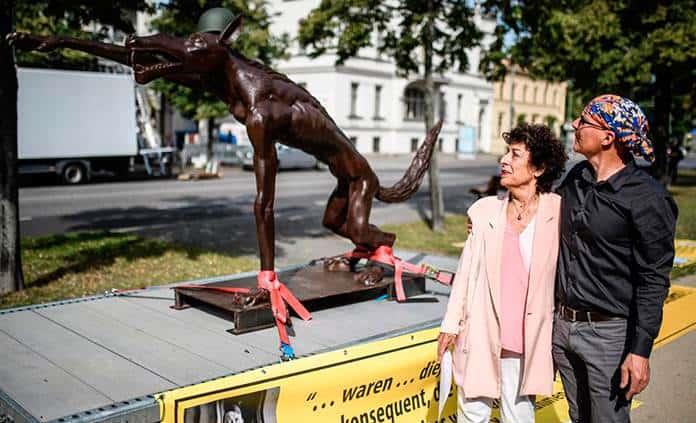 Artista alemán planta una estatua de un lobo nazi frente a la sede de partido de ultraderecha