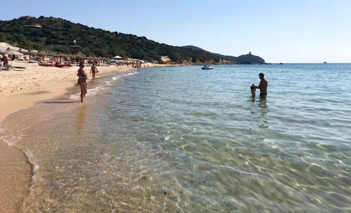 Pareja francesa pasaría hasta 6 años en la cárcel por llevarse 40 kilos de arena de una playa italiana