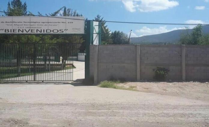 Enfrentamiento entre policías y presunto delincuente en CBTA de Ciudad del Maíz
