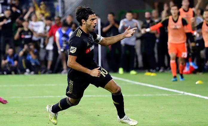 Carlos Vela recibe otro galardón de Jugador de la Semana y se acerca al MVP