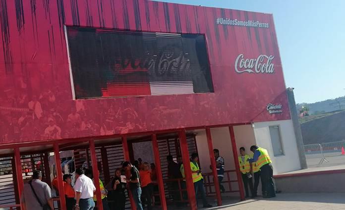 Aficionados beben alcohol a las afueras del estadio Caliente