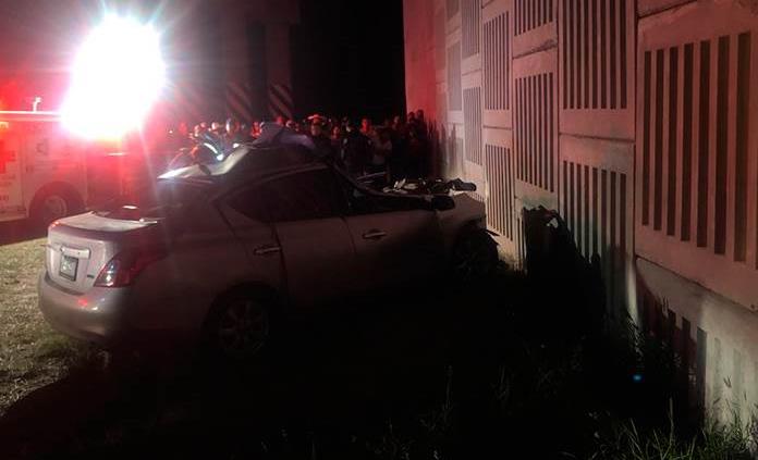 Hombre fallece tres chocar contra tráiler y puente en la carretera a Matehuala