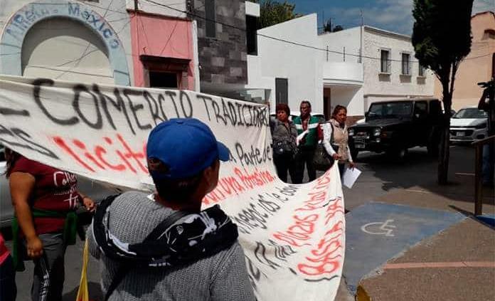 Comerciantes informales desalojados de Plaza del Carmen se manifiestan en la CEDH