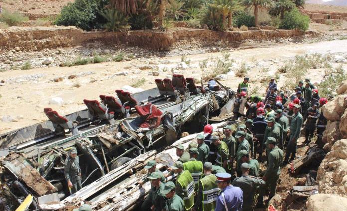Mueren 14 al volcar autobús por inundaciones en Marruecos