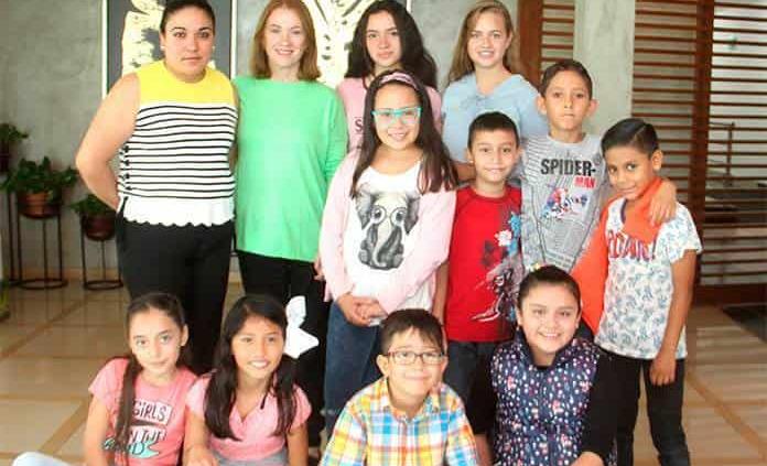 Niños reciben catecismo para realizar su primera comunión en el Club Deportivo Potosino
