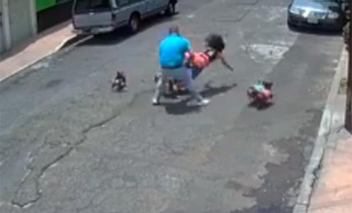 VIDEO: Sujeto agrede a una mujer por presunta pelea entre perros en la CDMX