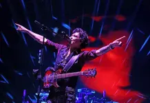 Video | Fan dispersa cenizas de su amigo en concierto de Caifanes