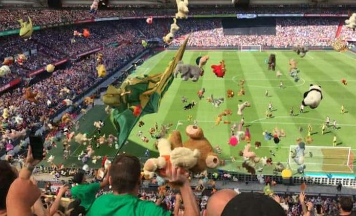Aficionados del ADO arrojan miles de peluches a niños enfermos del Feyenoord