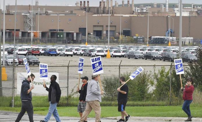 General Motors y trabajadores reanudan negociación tras inicio de huelga
