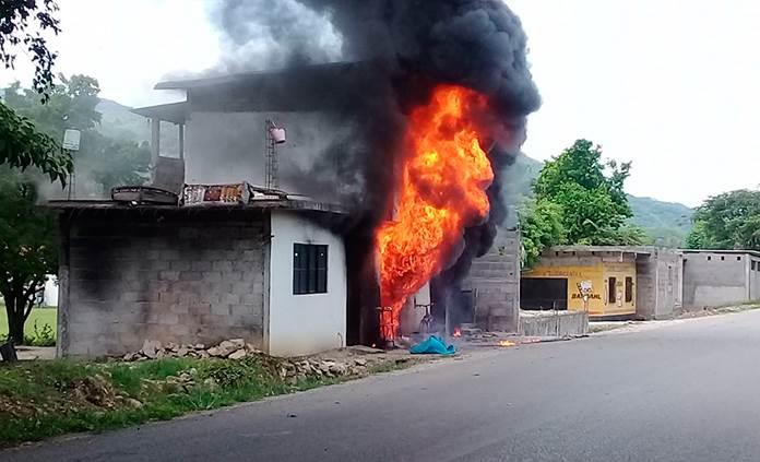 Se quema casa donde presuntamente vendían gasolina