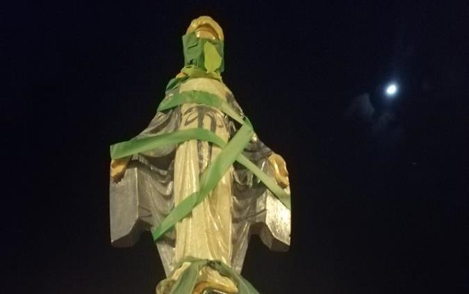 Doce estatuas en Quito lucieron de verde a favor del aborto por violación