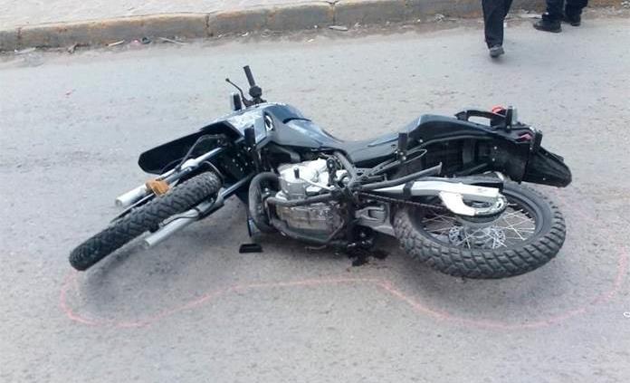 Policía choca su motopatrulla contra una camioneta en Periférico; resultó lesionado