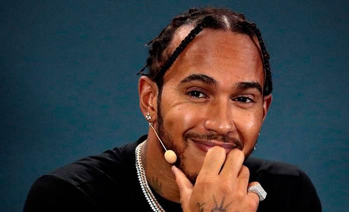 Hamilton tira celular de un fan y lo compensa con su rúbrica