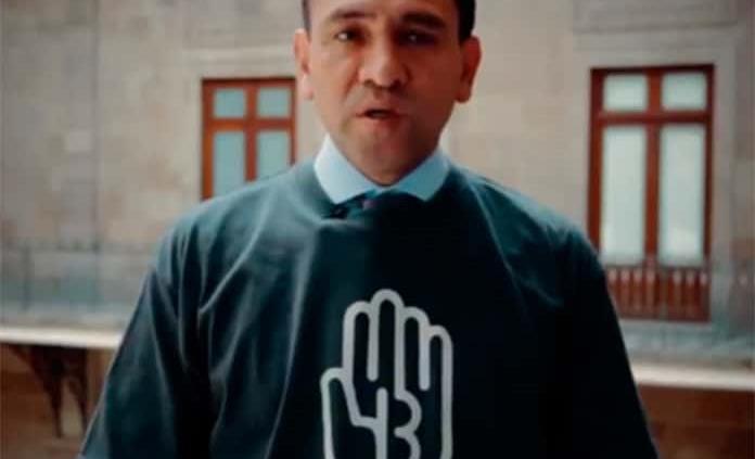 VIDEO: Secretario de Hacienda se pone camiseta por los 43 normalistas; que no vuelva a ocurrir, dice
