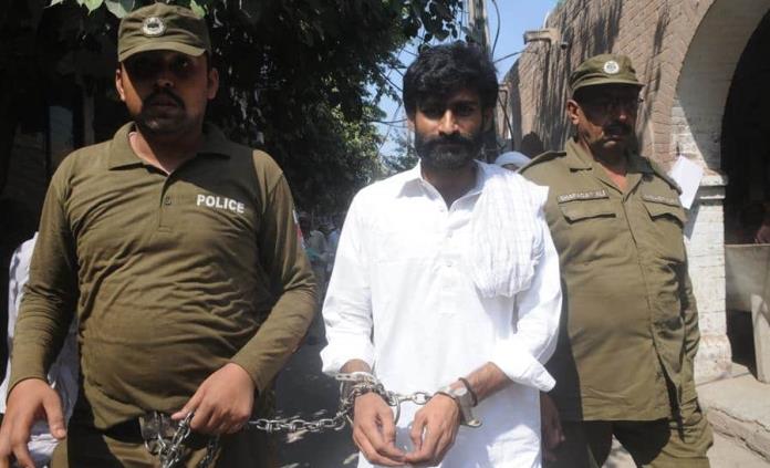 Condenan a 25 años de prisión a pakistaní que asesinó a su hermana por los videos que publicaba en redes