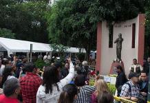 México despide a José José cantando las letras de su último icono romántico