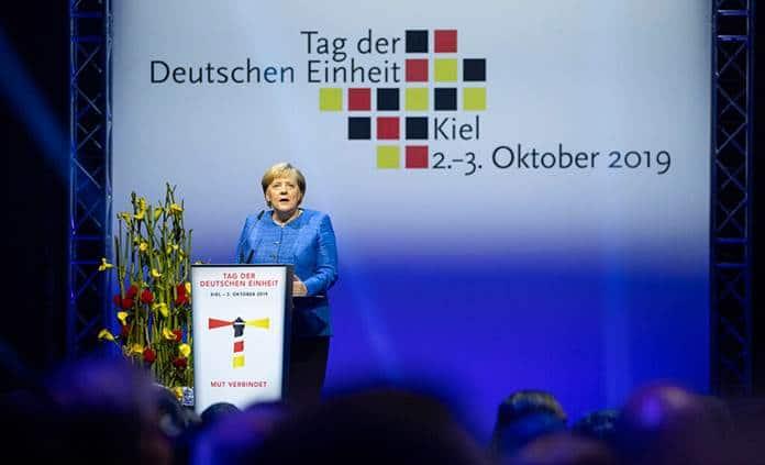 Merkel advierte contra la ultraderecha al hacer un balance de la unificación alemana