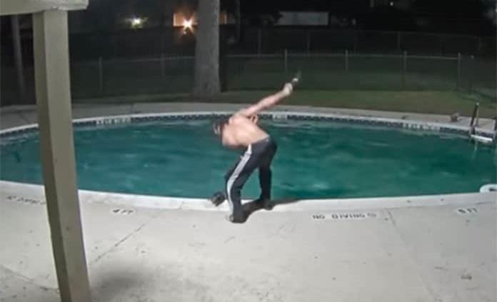 VIDEO: En Texas, sujeto golpea y ahoga a un gato en una piscina; la Policía ya lo detuvo