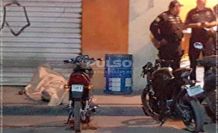 Atacan a balazos a tres jóvenes en la colonia Pedroza; un muerto y un herido
