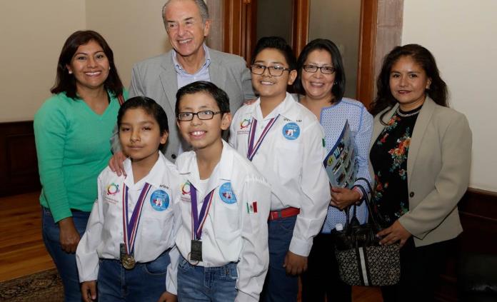 Reconoce Carreras a alumnos que obtuvieron el segundo lugar en feria internacional de ciencias en Paraguay
