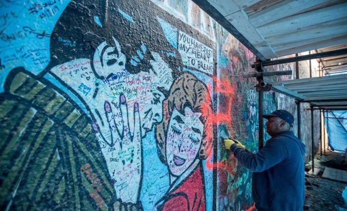 Vandalismo turístico obliga a cerrar legendario Muro de John Lennon en Praga