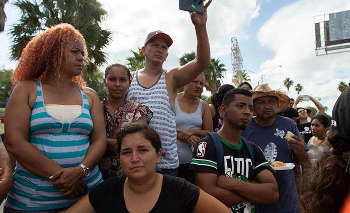 Cientos de migrantes cierran puente internacional Matamoros - Brownsville