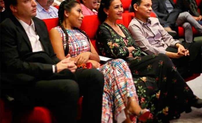 Yalitza Aparicio desulmbra en Instagram con vestido hecho de sarapes