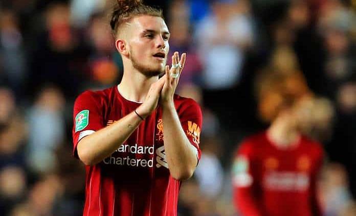 Jugador del Liverpool es suspendido dos semanas por burlase de Harry Kane