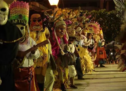 Desfile de Xantolo reúne a 200 estudiantes en Palma de la Cruz Desfile de Xantolo reúne a 200 estudiantes en Palma de la Cruz