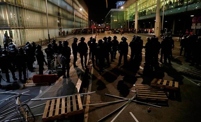 Frustración, indignación y miedo entre turistas atrapados por las protestas