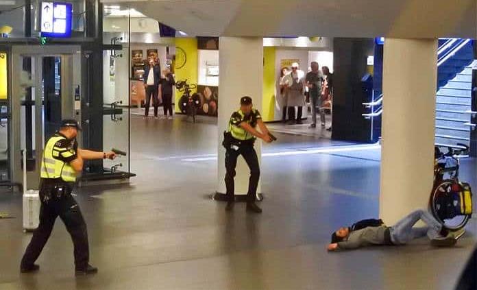 Condenan a 26 años de cárcel a un afgano por acuchillar a dos turistas en Ámsterdam