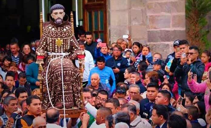 Suben a San Francisco al altar mayor