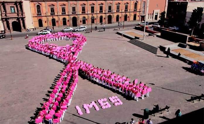 Forman enorme lazo rosa en Plaza de los Fundadores por Día de la Lucha contra el Cáncer de Mama