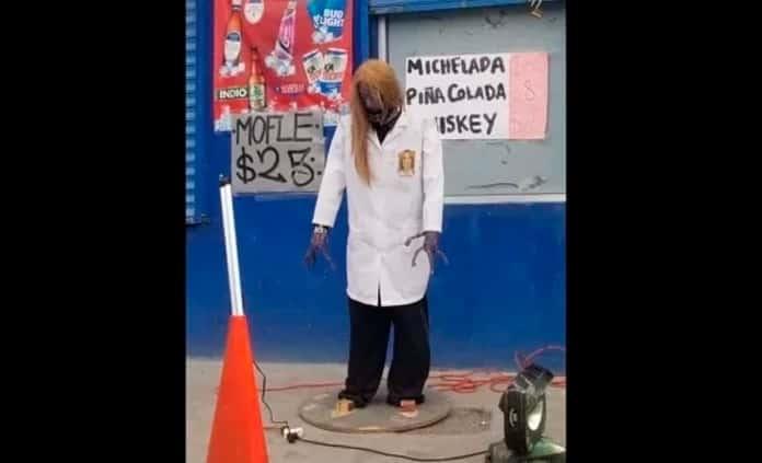 Adorna maniquí zombie con foto de la alcaldesa; clausuran su negocio