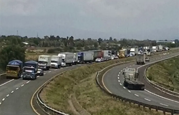 Accidente en Autopista México-Naucalpan: 13 Personas Heridas por Volcadura de Tractocamión