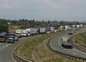 Accidente en Autopista México-Naucalpan: 13 Personas Heridas por Volcadura de Tractocamión