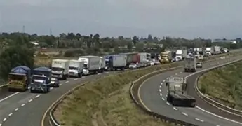 Accidente en Autopista México-Naucalpan: 13 Personas Heridas por Volcadura de Tractocamión