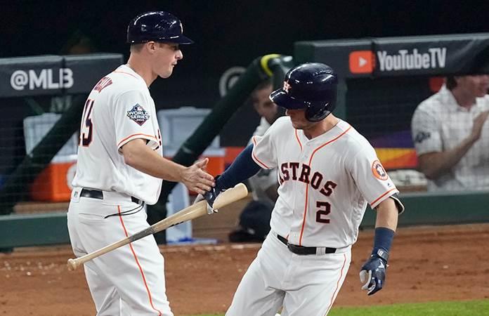 Alex Bregman causó controversia por cargar el bate / Foto: AP