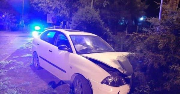 Conductor choca contra un árbol y abandona auto