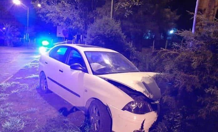 Conductor choca contra un árbol y abandona auto