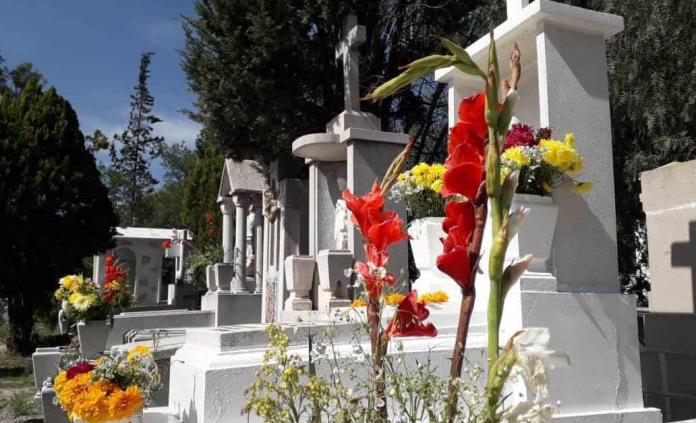 Multas y retiros de puestos, las sanciones a ambulantes que incumplieron medidas afuera de panteones
