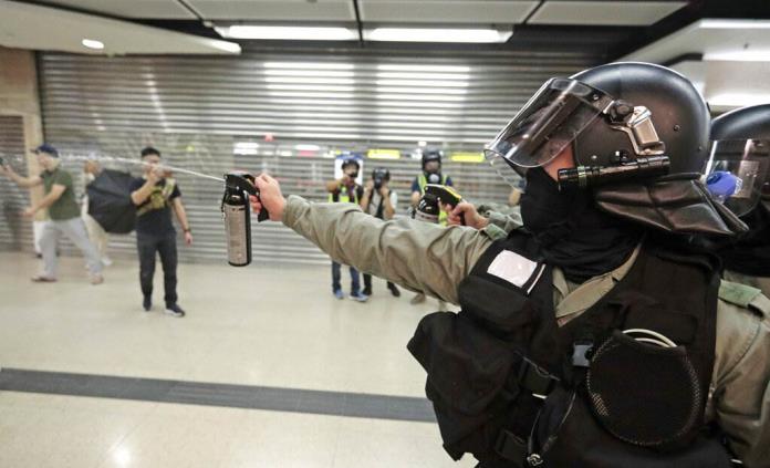Dispersan protestas en centros comerciales de Hong Kong