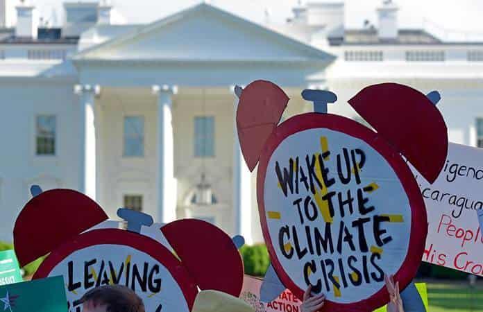 Manifestantes protestan frente a la Casa Blanca contra la decisión de salir del Acuerdo de París / Foto: Archivo