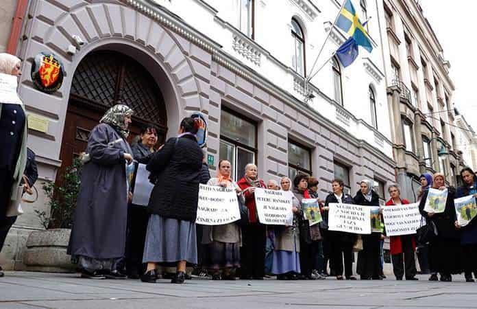 Mujeres bosnias cuyos parientes hombres fallecieron en la masacre Srebrenica protestan afuera de la embajada sueca en Sarajevo / Foto: AP