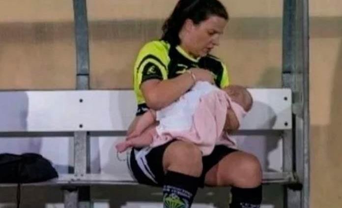 Madre y futbolista; la jugadora que amamanta a su hija en partidos