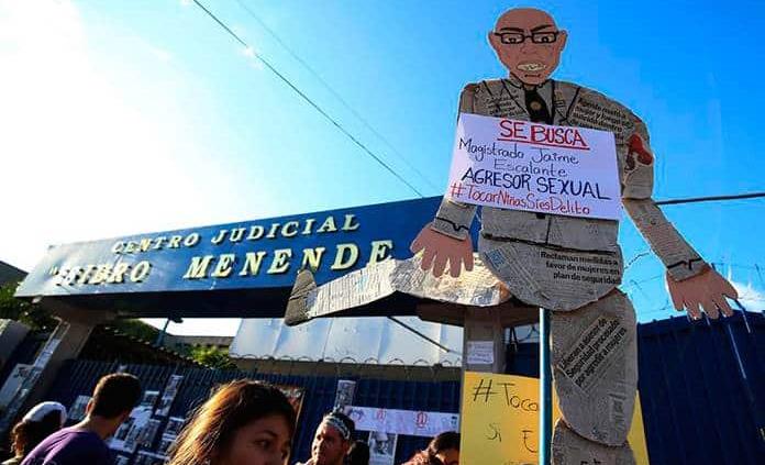 Fallo que favoreció a juez por abuso sexual de niña suma más rechazos en El Salvador
