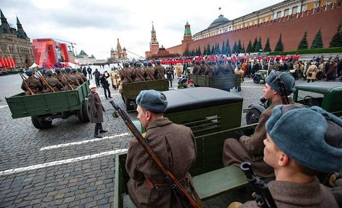 Rusia recrea legendario desfile de la Segunda Guerra en la plaza Roja de Moscú
