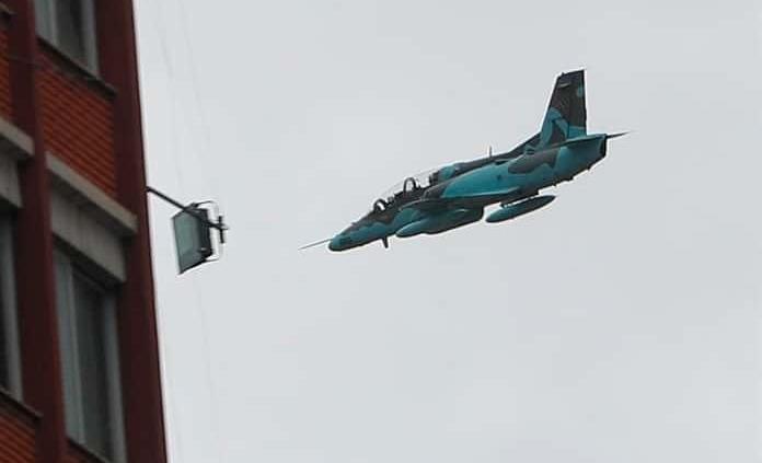 Aviones militares sobrevuelan a baja altura la capital de Bolivia