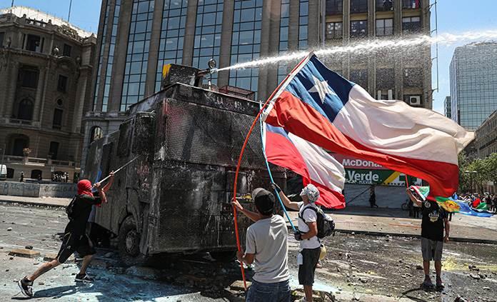 Economía y fútbol chileno tambalean mientras las protestas toman un respiro